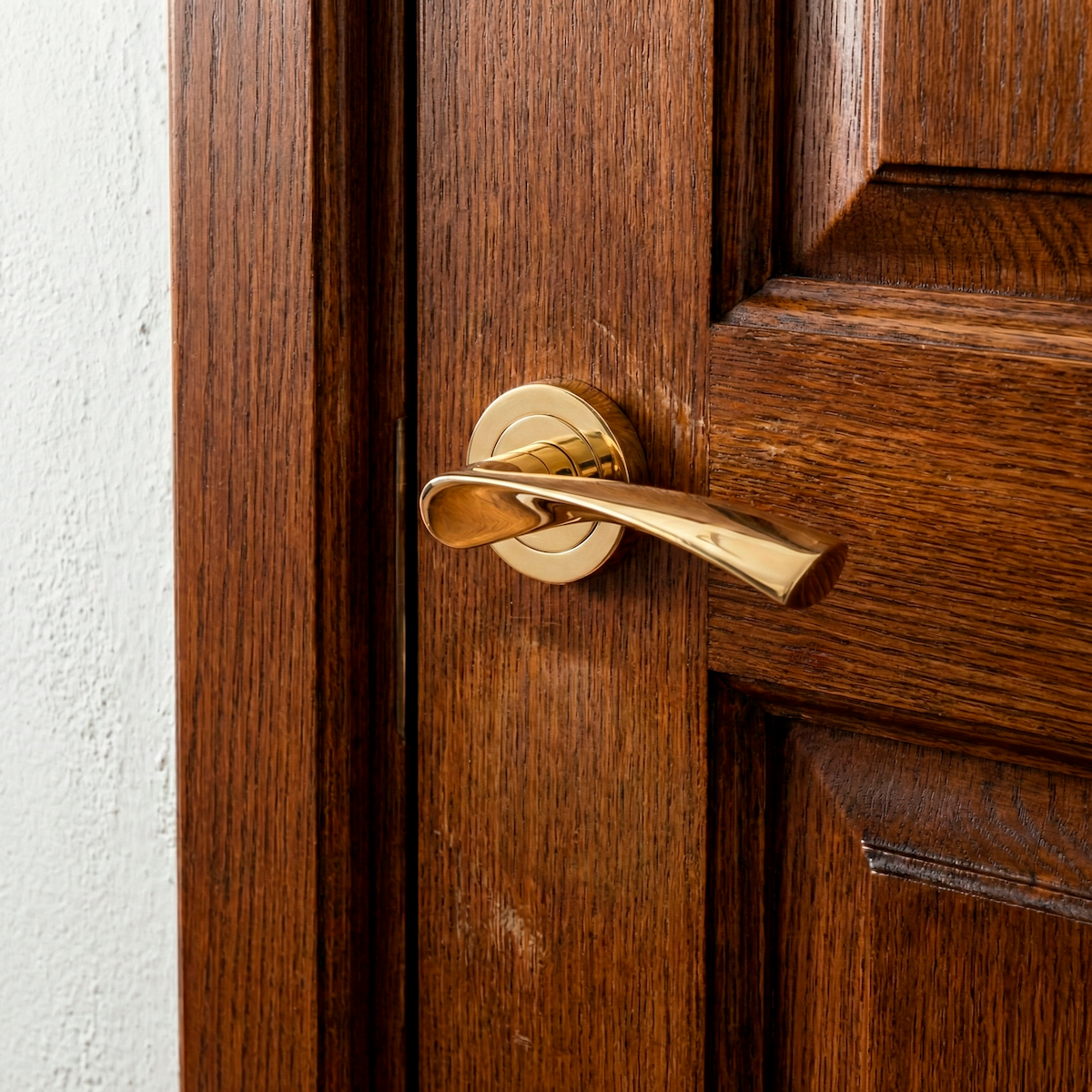 '130' model Zamak OLA door handle with round rose in polished gold PVD finish