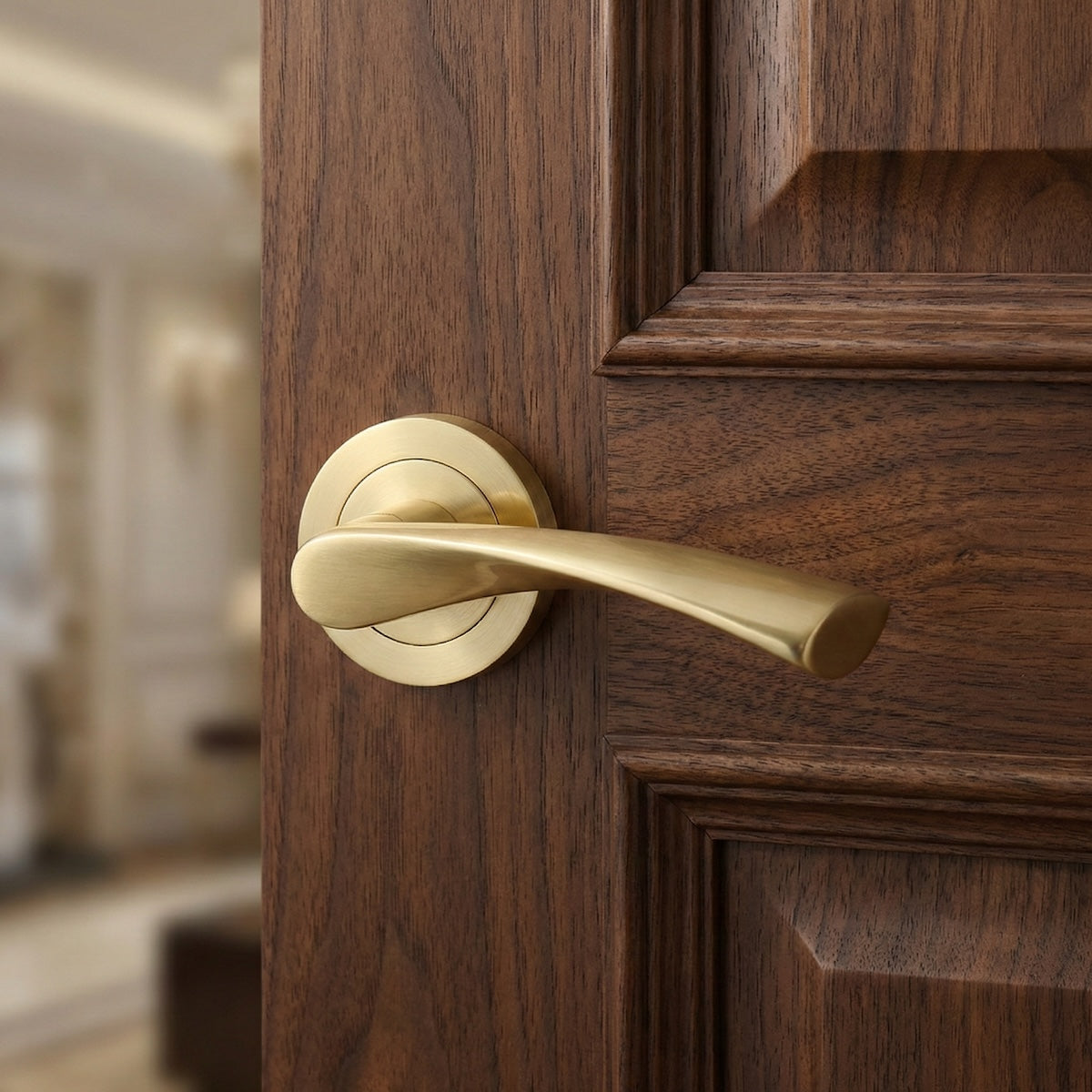 Manilla modelo '136A' dorada de aluminio con roseta redonda para puertas de madera