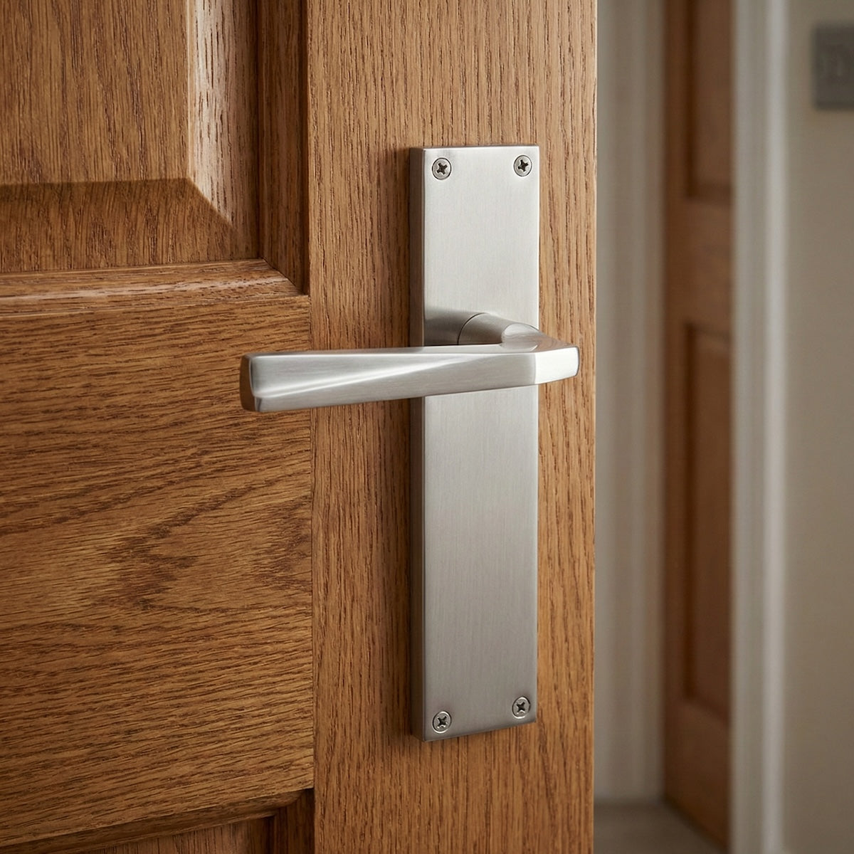 Manilla con placa rectangular de zamak acabado níquel satinado para puertas modelo '208'