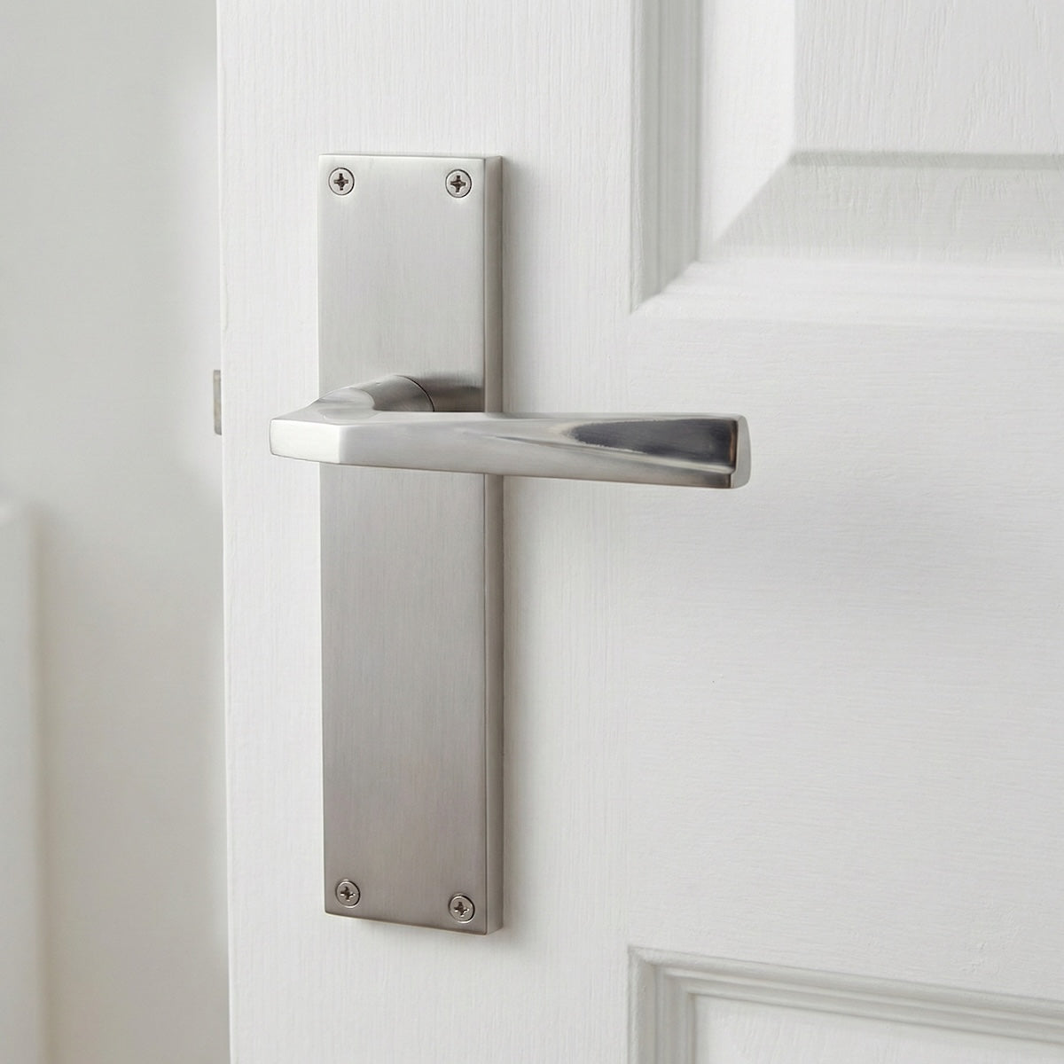 Manilla con placa rectangular de zamak acabado níquel satinado para puertas modelo '208'
