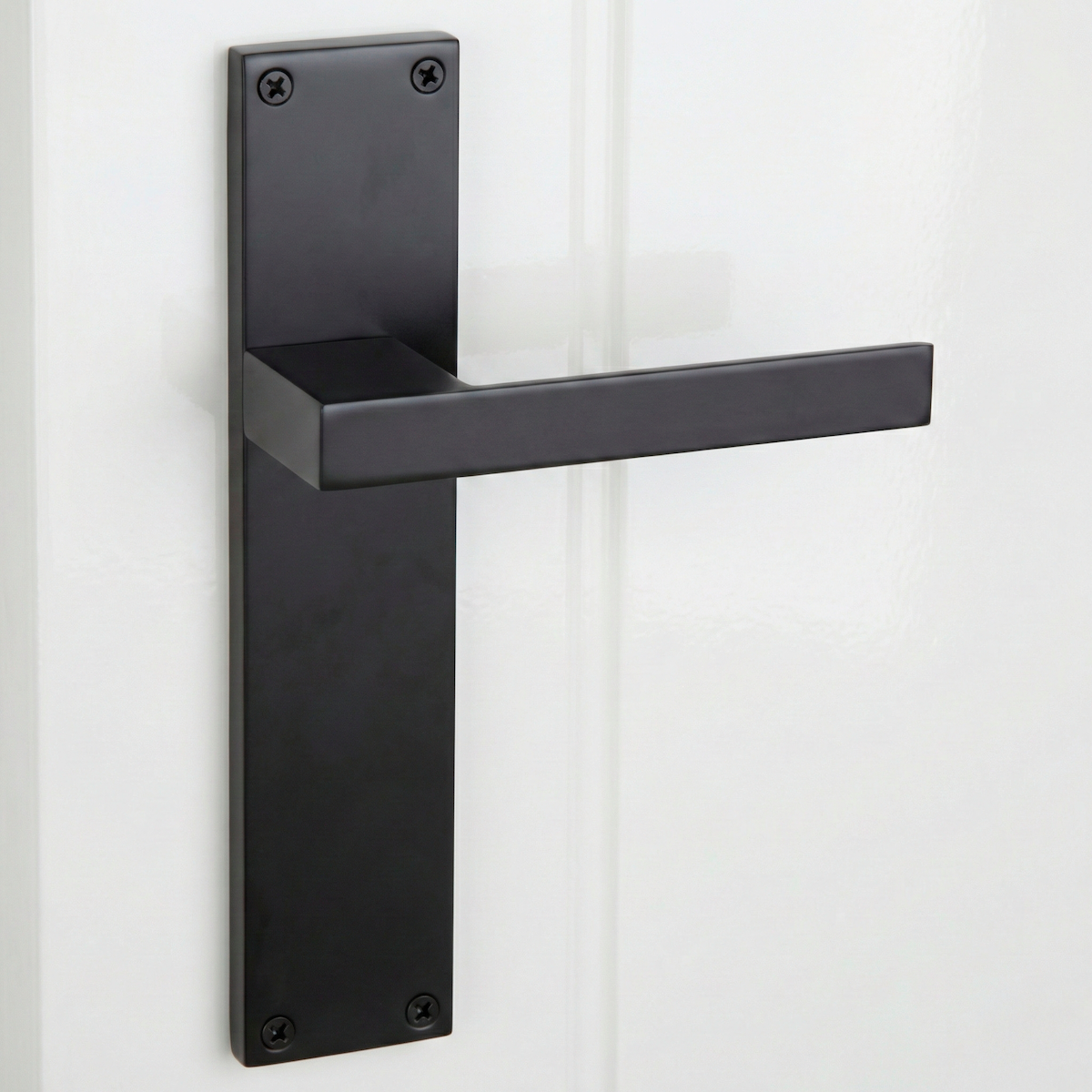 Manilla modelo '220' de zamak con placa rectangular acabado negro para puertas