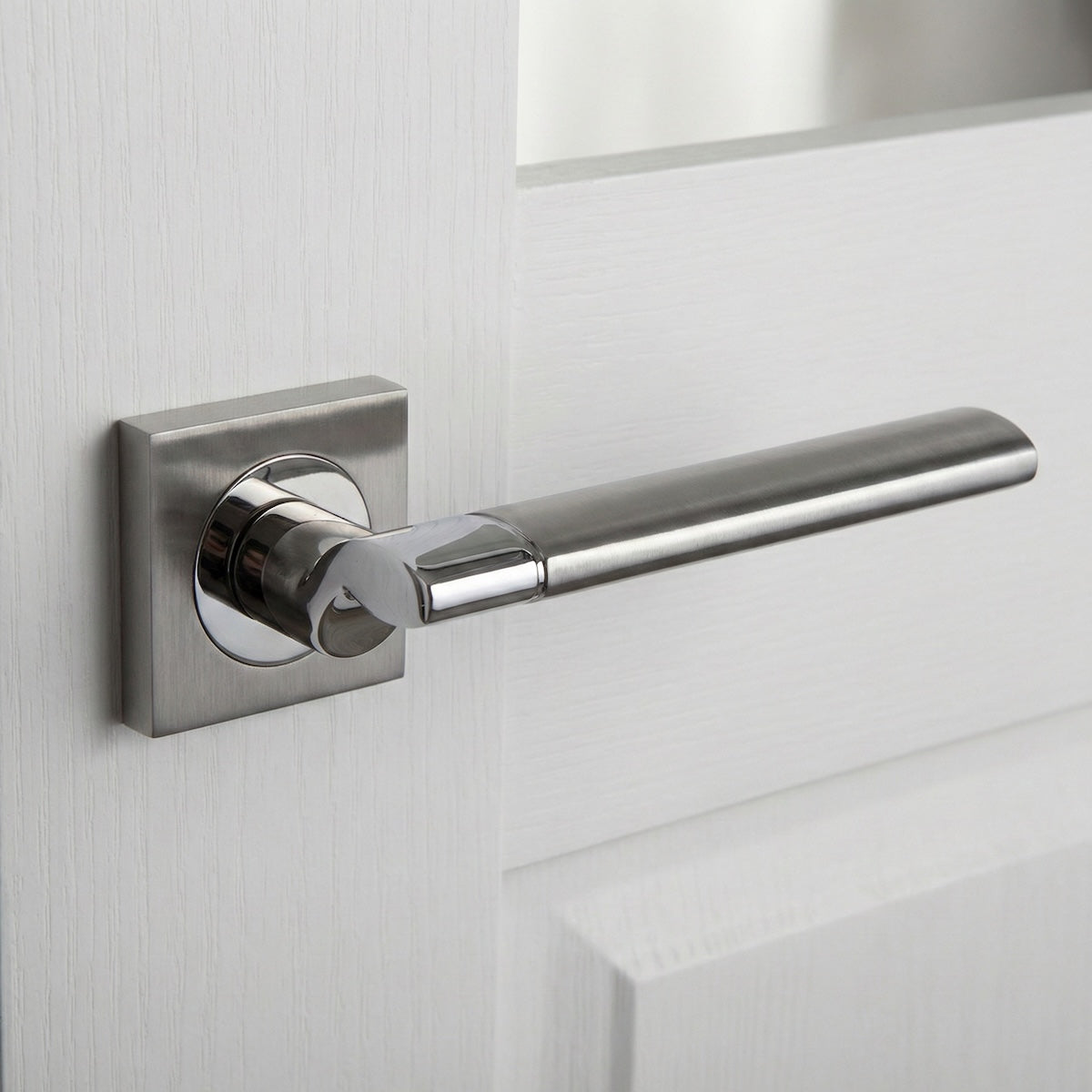 Klamka aluminiowa Macha z kwadratowym szyldem w wykończeniu nikiel kombinowany