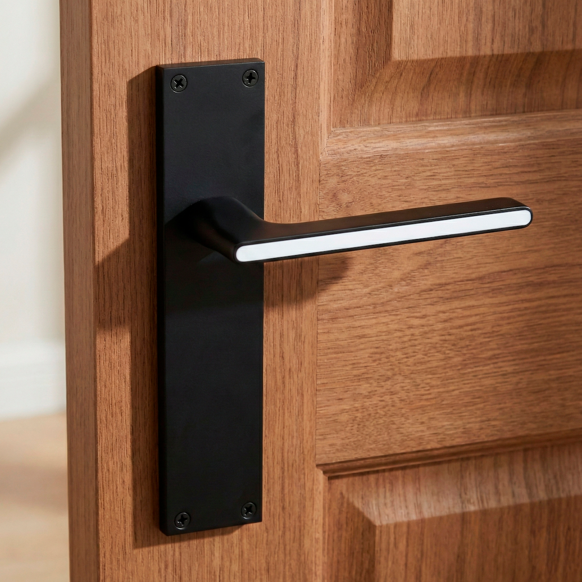 Manilla modelo '810' de zamak con placa rectangular acabado negro para puertas