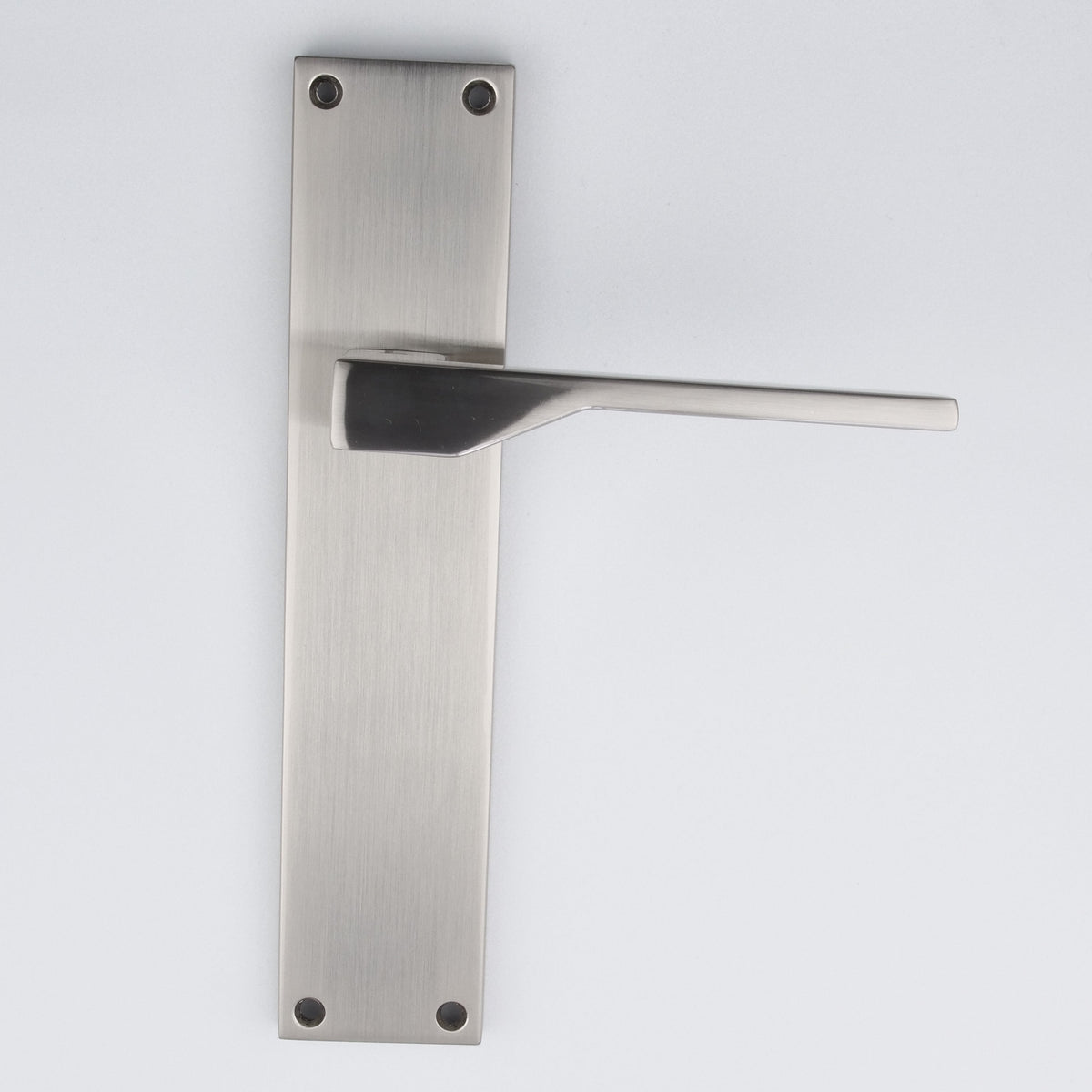 Türklinke Modell '520' mit rechteckiger Zamak-Platte in satiniertem Nickel-Finish für Türen