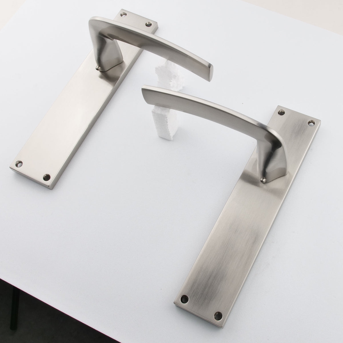 Manilla modelo '340' con placa rectangular para puertas de zamak acabado níquel satinado