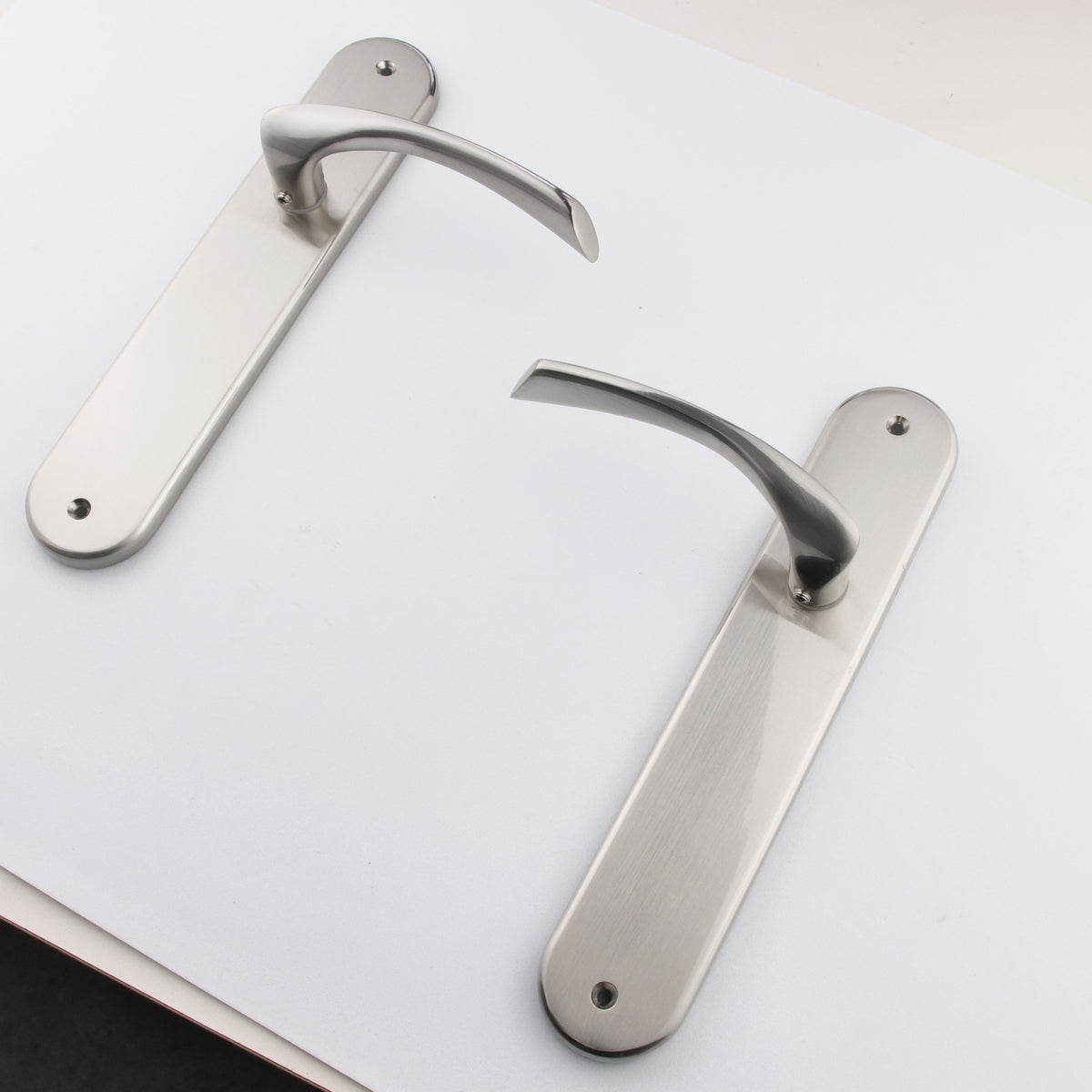 Poignée modèle '553' en zamak avec plaque ovale finition nickel satiné pour portes