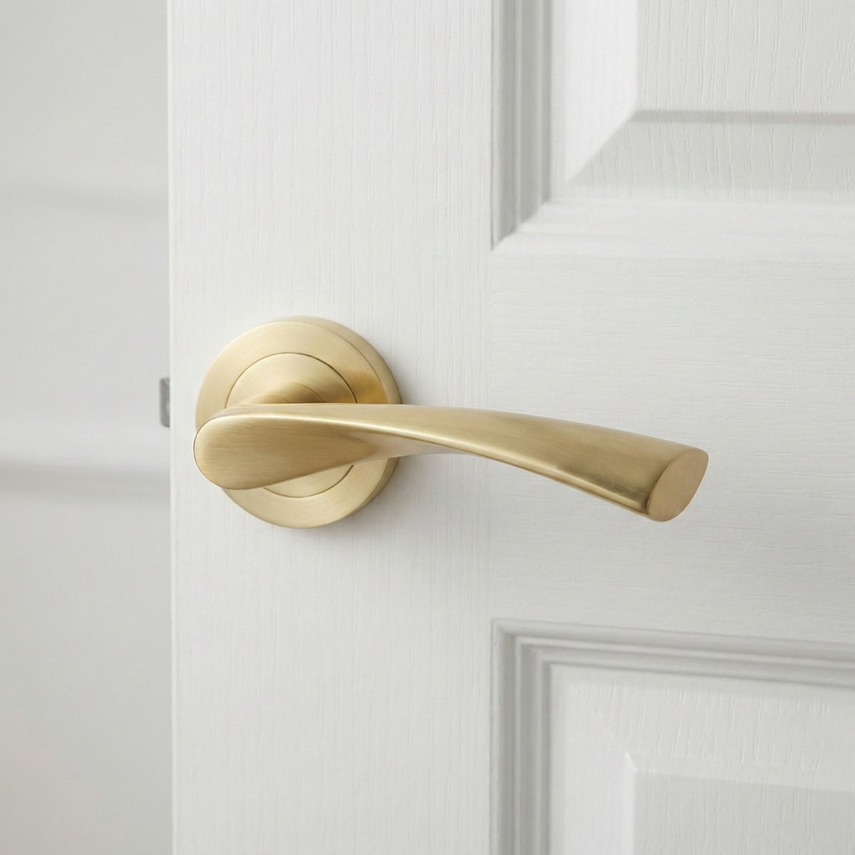 Manilla modelo '136A' dorada de aluminio con roseta redonda para puertas de madera