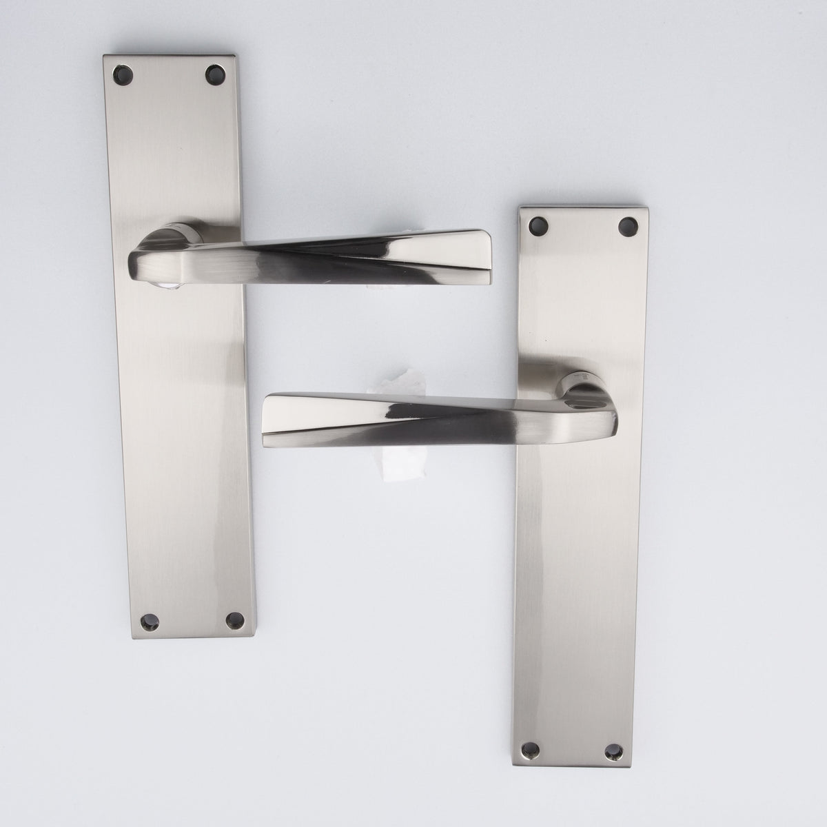 Manilla con placa rectangular de zamak acabado níquel satinado para puertas modelo '208'
