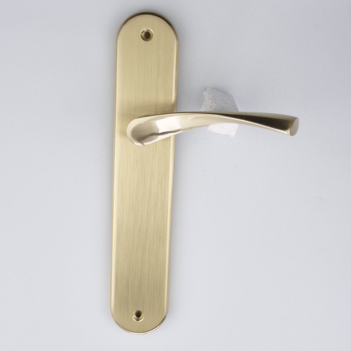 Manilla modelo '136' con placa ovalada de zamak en acabado dorado satinado