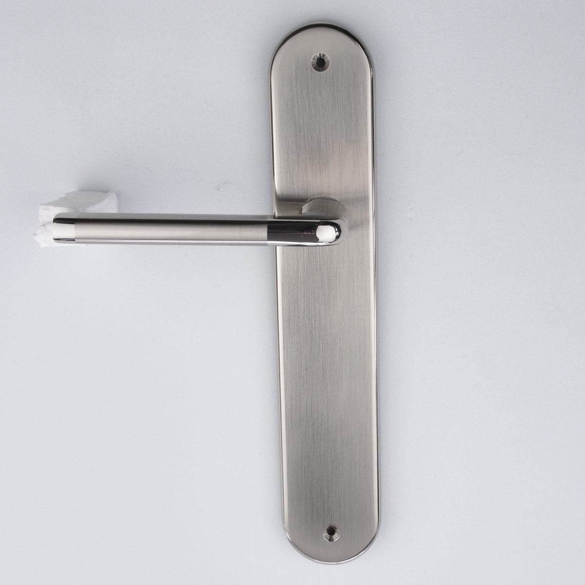 Manilla con placa ovalada acabado bicolor para puertas modelo '140'