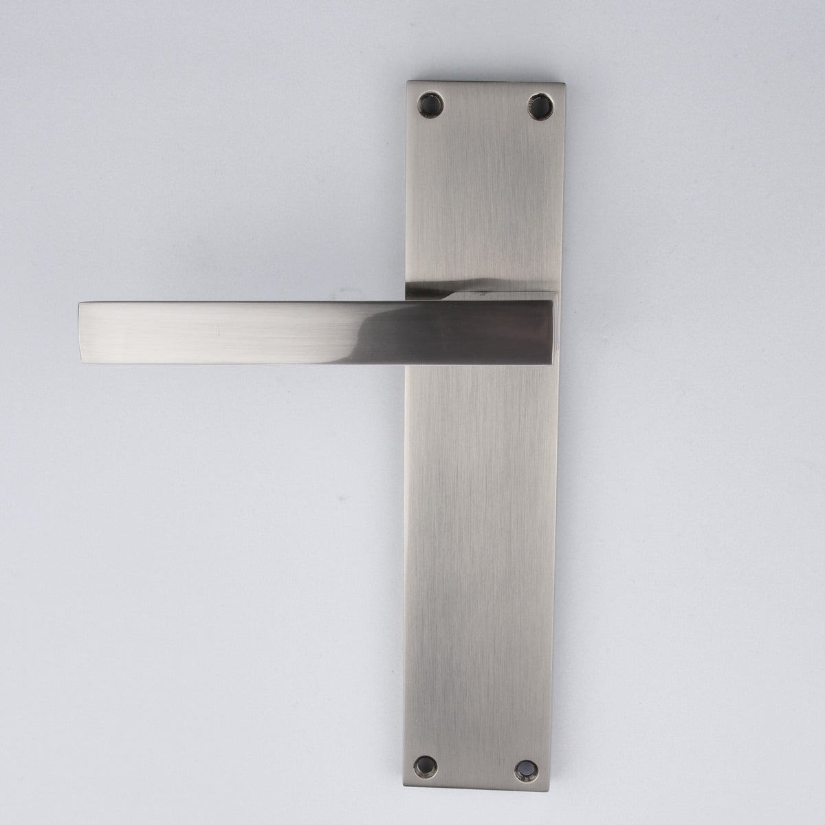 Türklinken Modell '220' mit rechteckiger Zamak-Platte für Türen in satiniertem Nickel-Finish