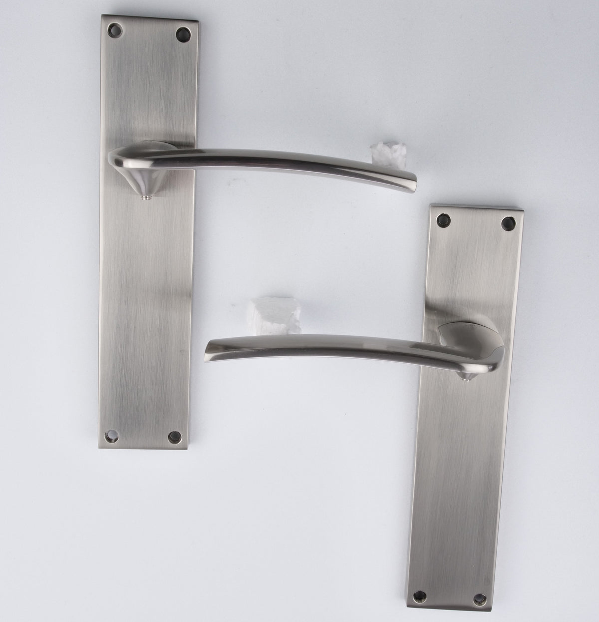 Manilla modelo '340' con placa rectangular para puertas de zamak acabado níquel satinado