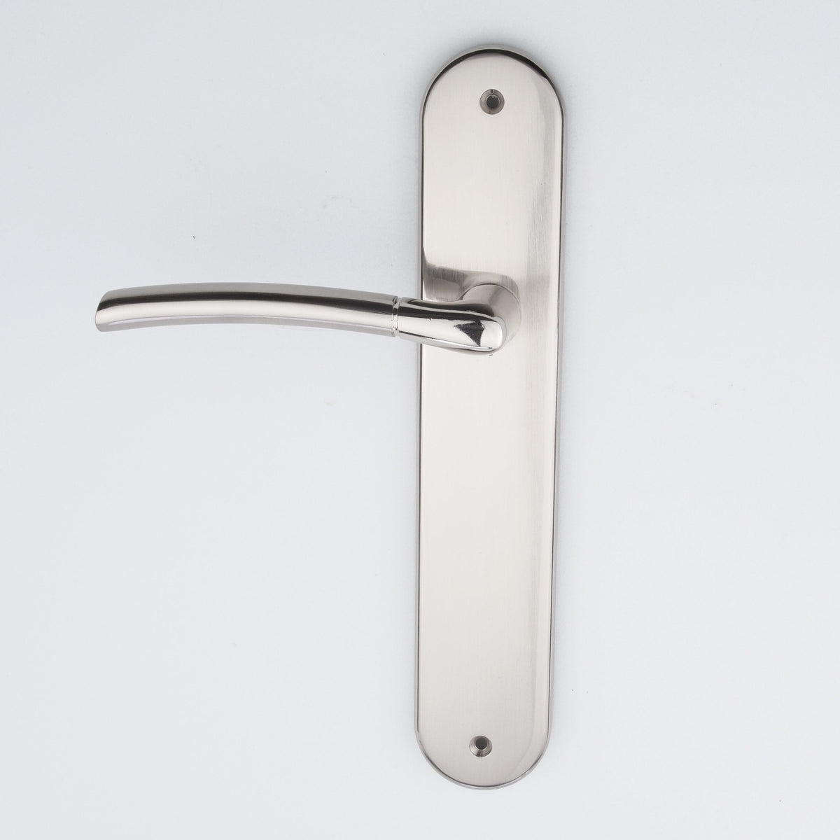 Manilla modelo '430' con placa ovalada de zamak en acabado níquel combinado para puertas