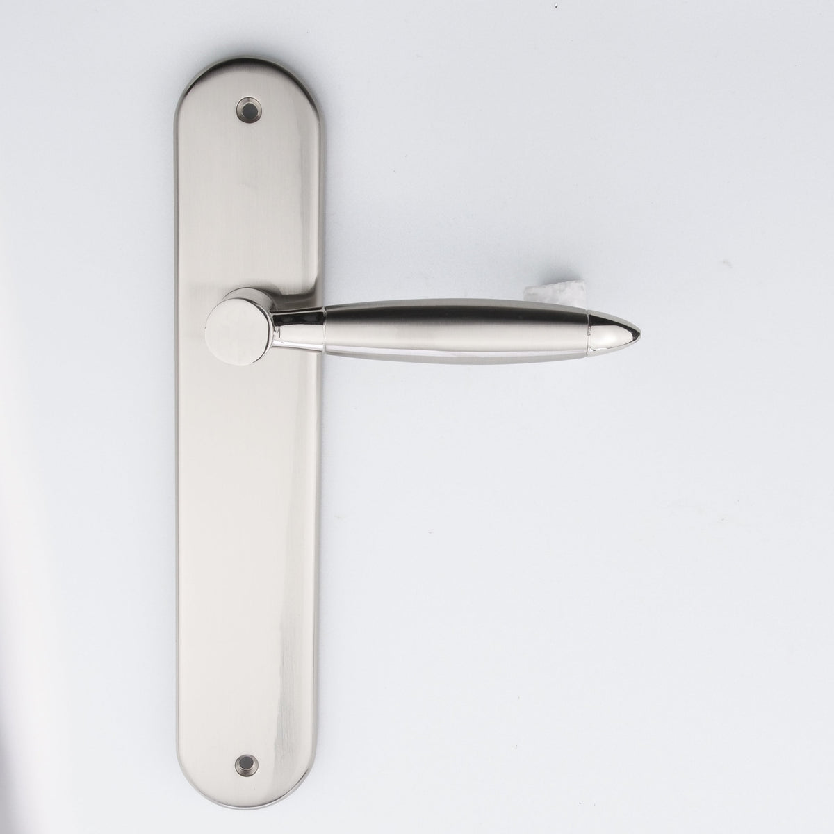 Manilla de zamak con placa ovalada acabado níquel combinado para puertas modelo '630'