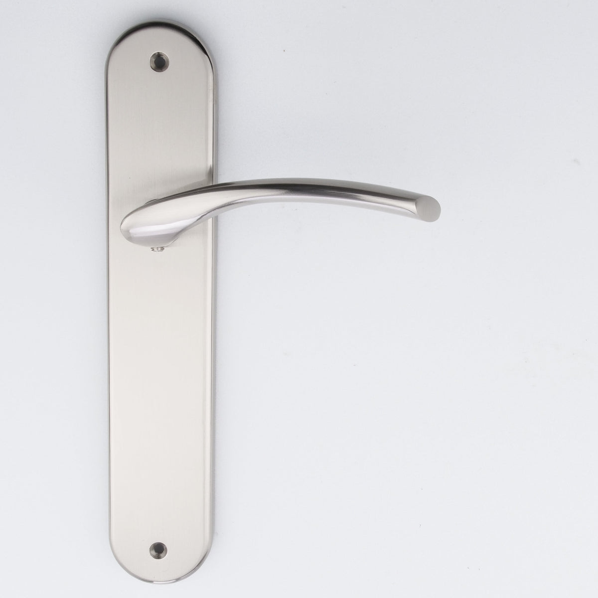 Poignée modèle '553' en zamak avec plaque ovale finition nickel satiné pour portes