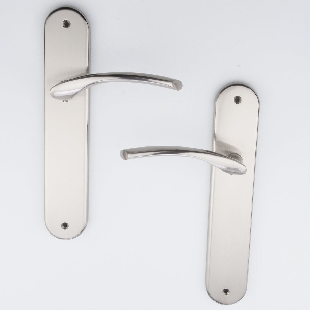 Poignée modèle '553' en zamak avec plaque ovale finition nickel satiné pour portes
